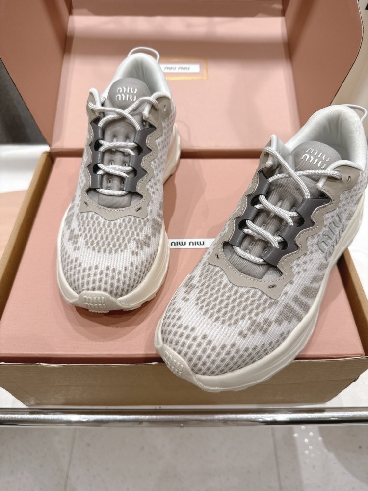 Кросівки жіночі фото 6