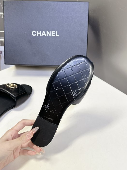 Шлепанцы женские фото 9