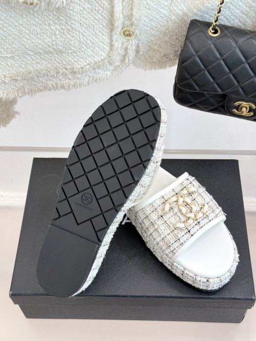 Шлепанцы женские фото 9