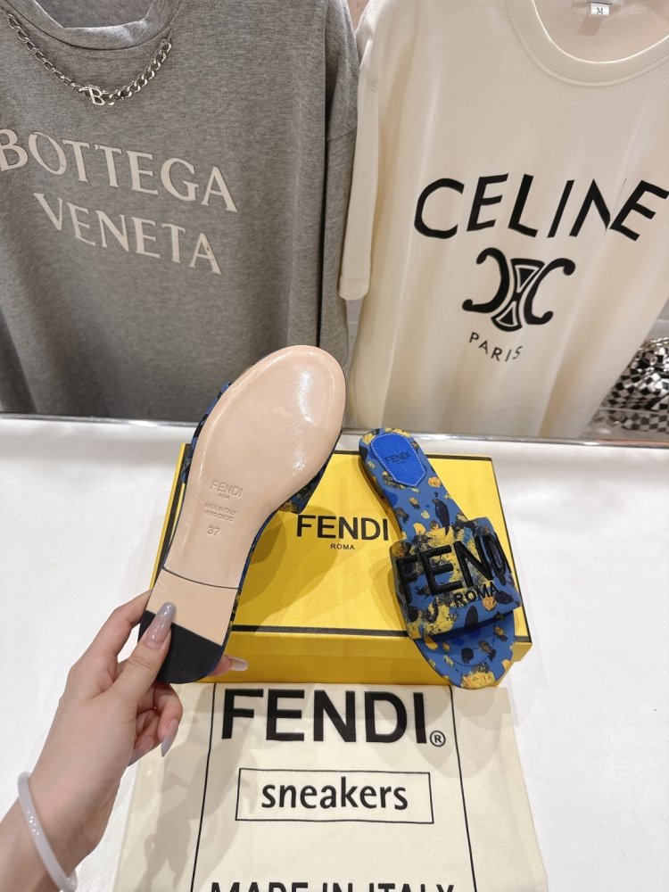 Шлепанцы женские фото 9