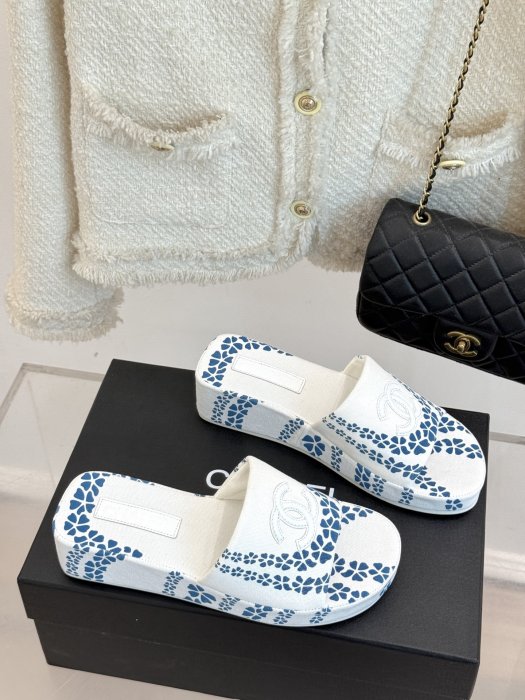 Шлепанцы женские фото 3