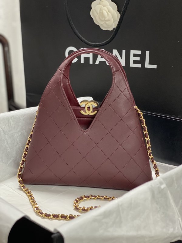 Элегантная женская сумка Chanel из телячьей кожи с золотой фурнитурой