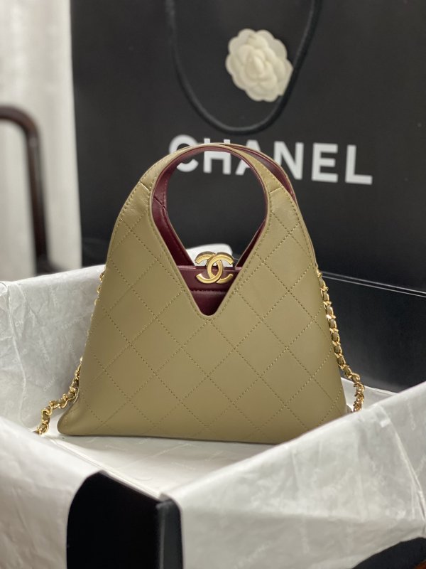 Элегантная женская сумка Chanel из телячьей кожи с золотой фурнитурой