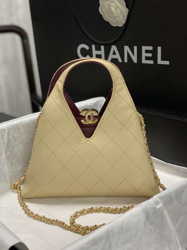 Элегантная женская сумка Chanel из телячьей кожи с золотой фурнитурой