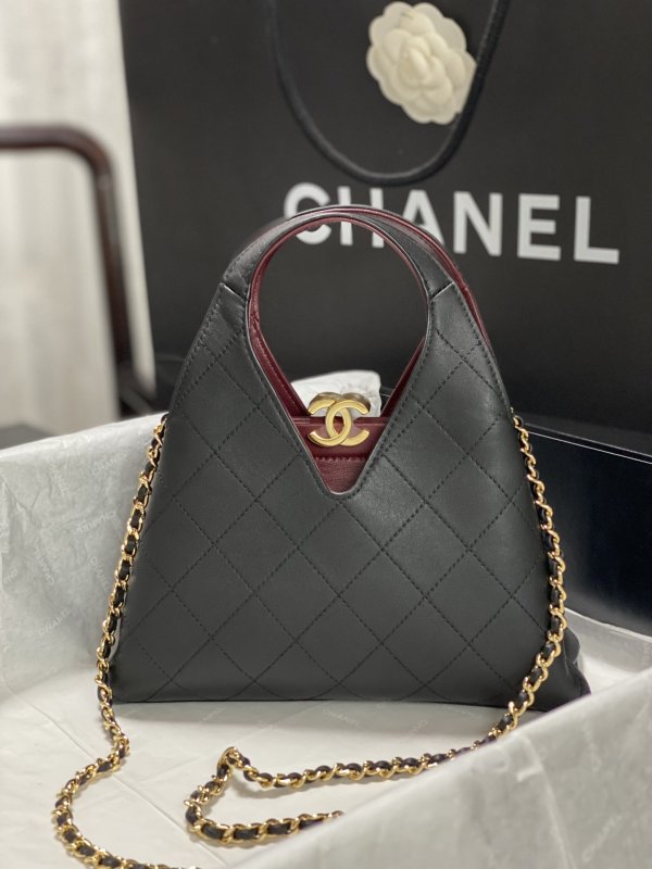 Элегантная женская сумка Chanel из телячьей кожи с золотой фурнитурой