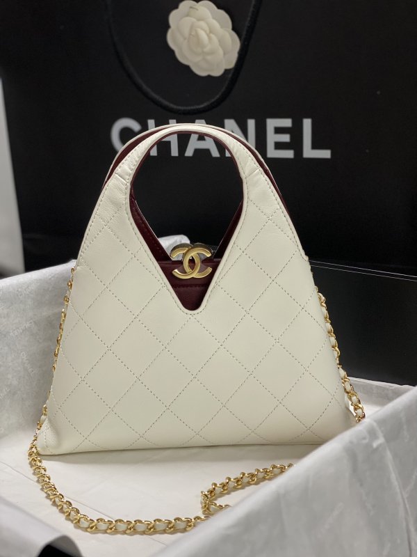 Элегантная женская сумка Chanel из телячьей кожи с золотой фурнитурой