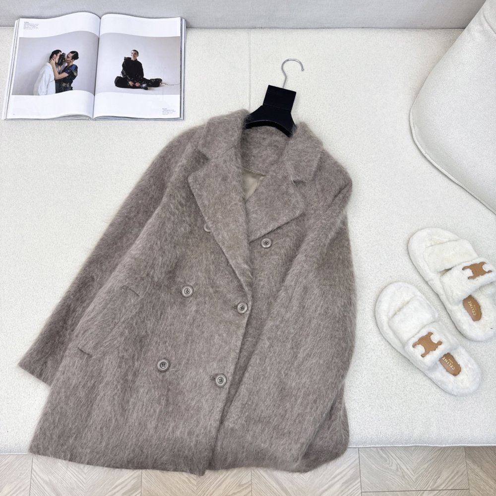 Stylish and stylish wool coat