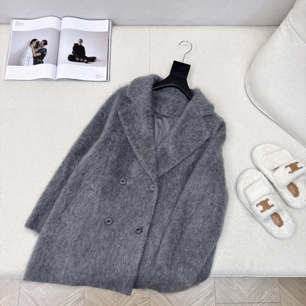 Stylish and stylish wool coat