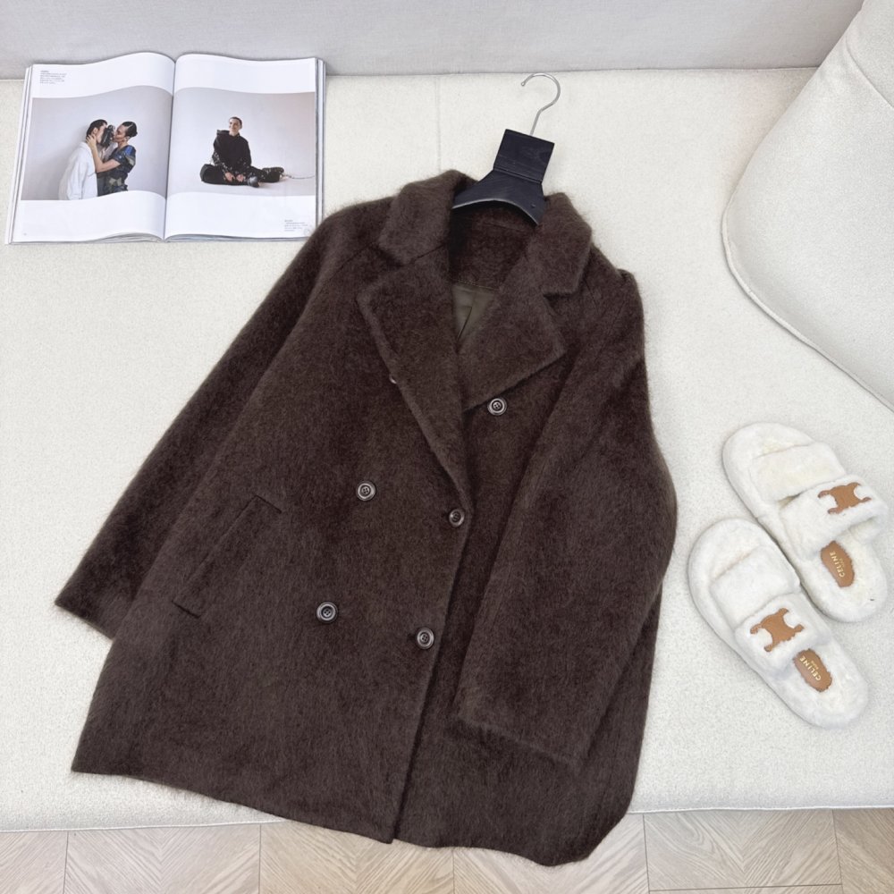 Stylish and stylish wool coat