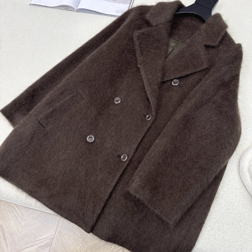 Stylish and stylish wool coat фото 4