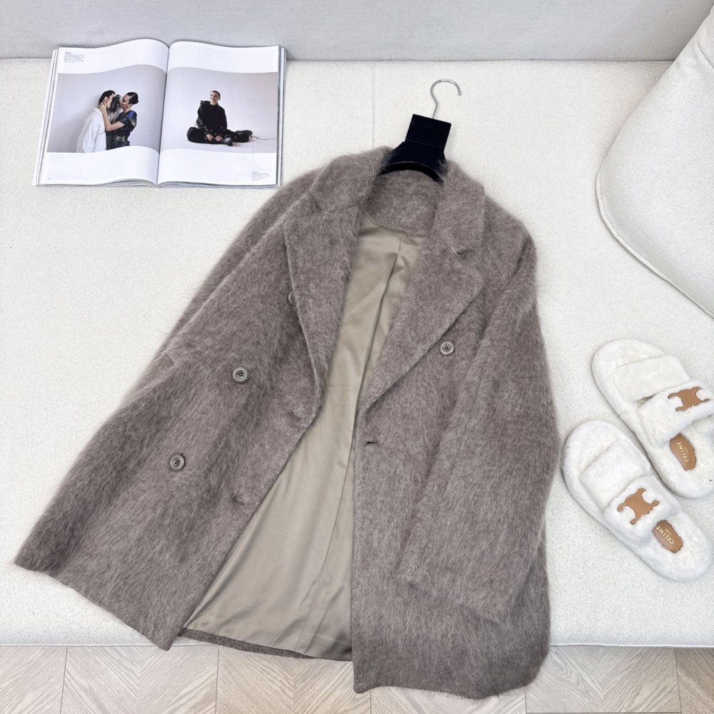 Stylish and stylish wool coat фото 6