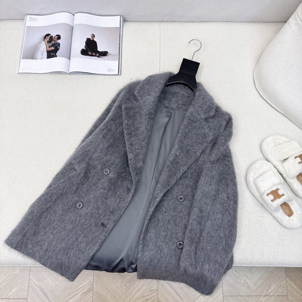 Stylish and stylish wool coat фото 6