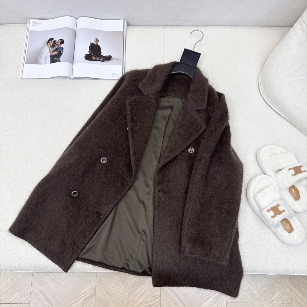 Stylish and stylish wool coat фото 6