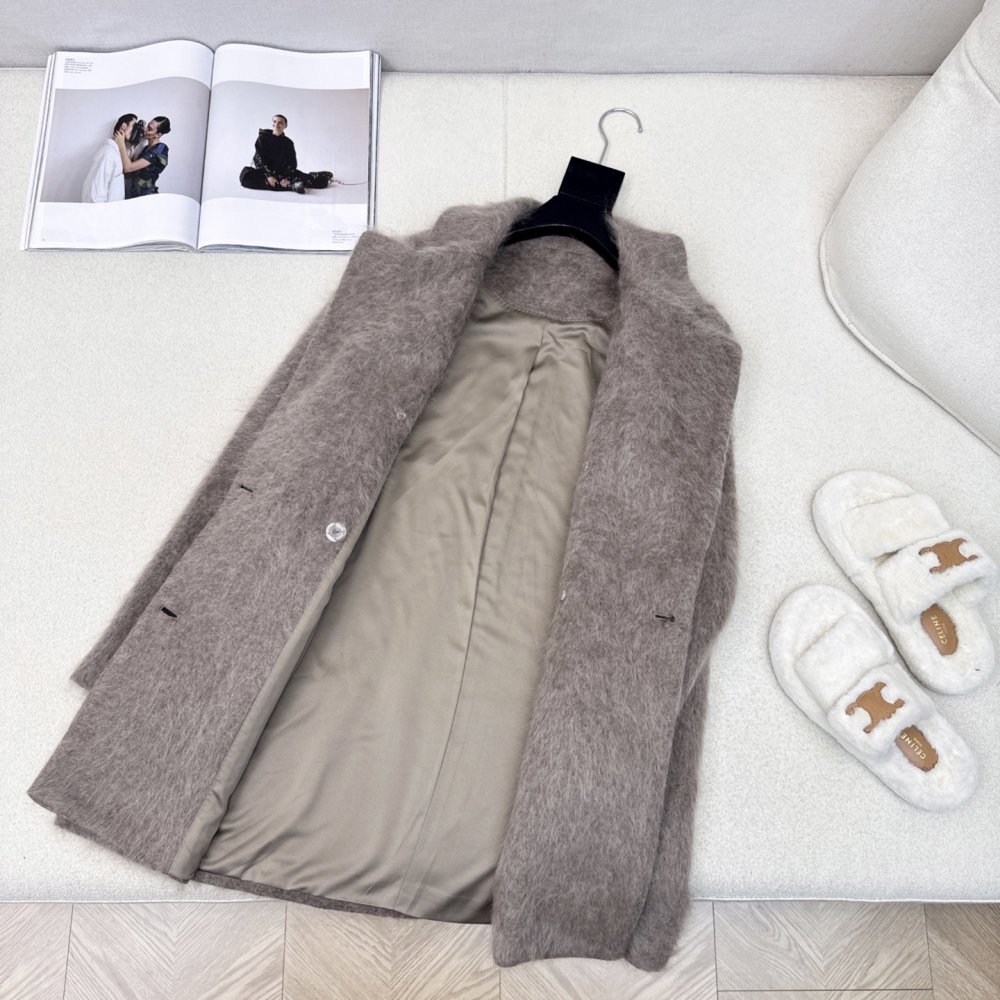 Stylish and stylish wool coat фото 7