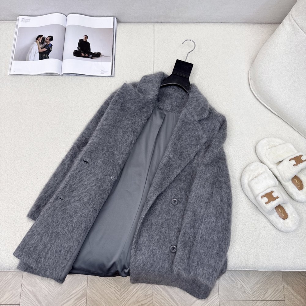 Stylish and stylish wool coat фото 7