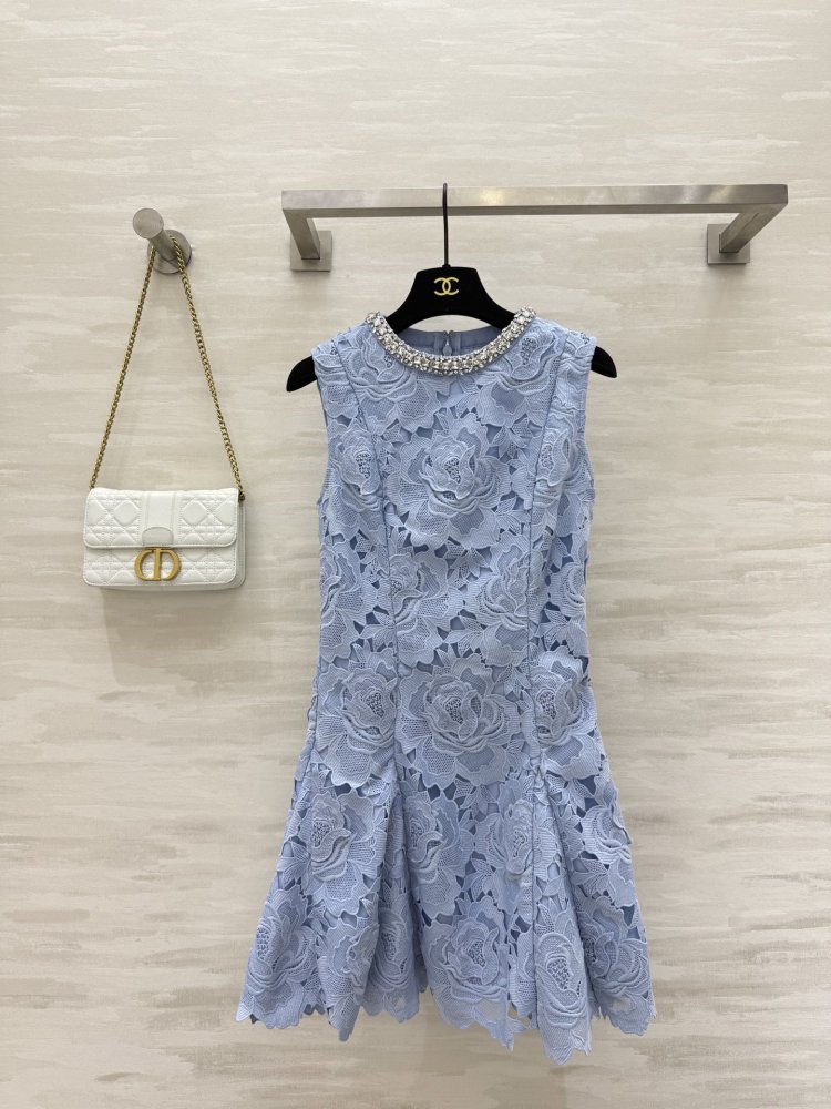 Элегантное кружевное платье без рукавов