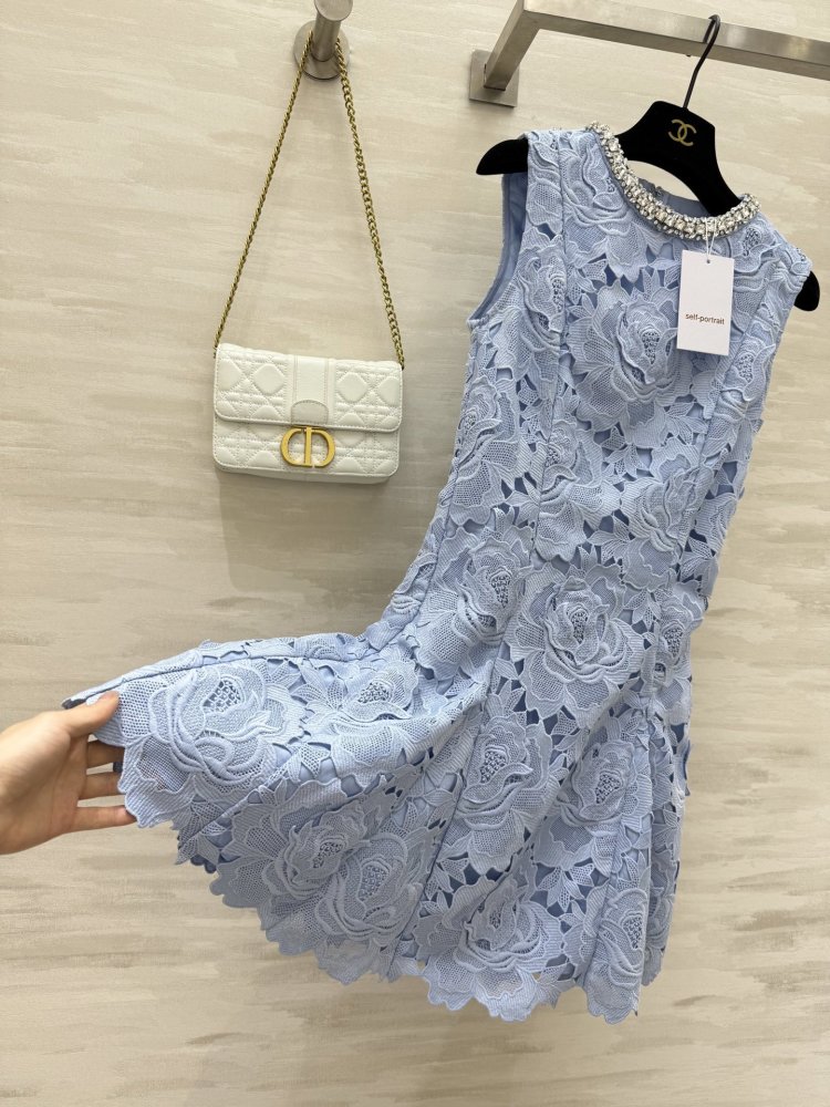 Элегантное кружевное платье без рукавов фото 2