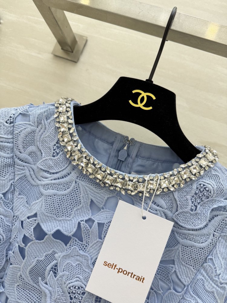 Элегантное кружевное платье без рукавов фото 3