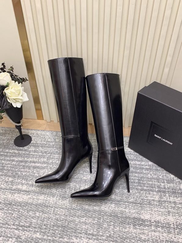 Элегантные кожаные сапоги на высоком каблуке