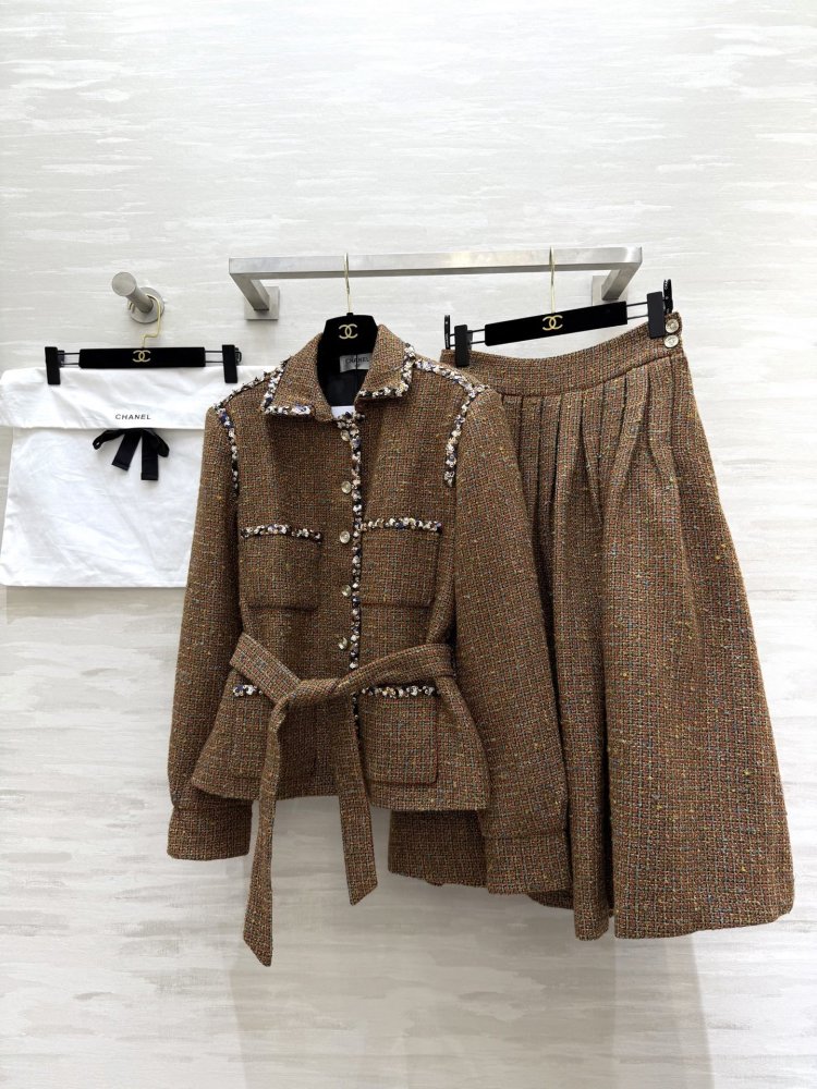 Элегантный и женственный костюм из шерстяного твида