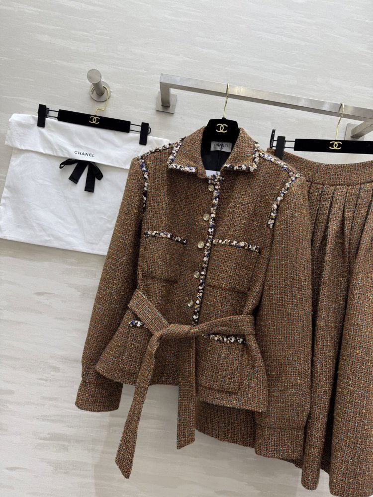 Элегантный и женственный костюм из шерстяного твида фото 3