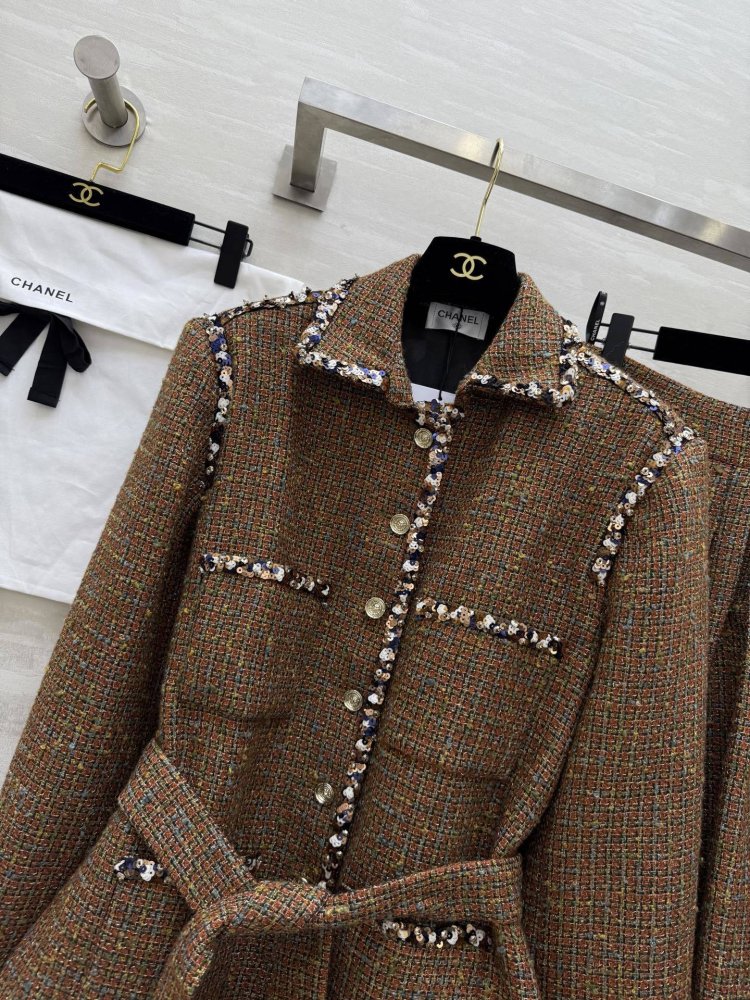 Элегантный и женственный костюм из шерстяного твида фото 5