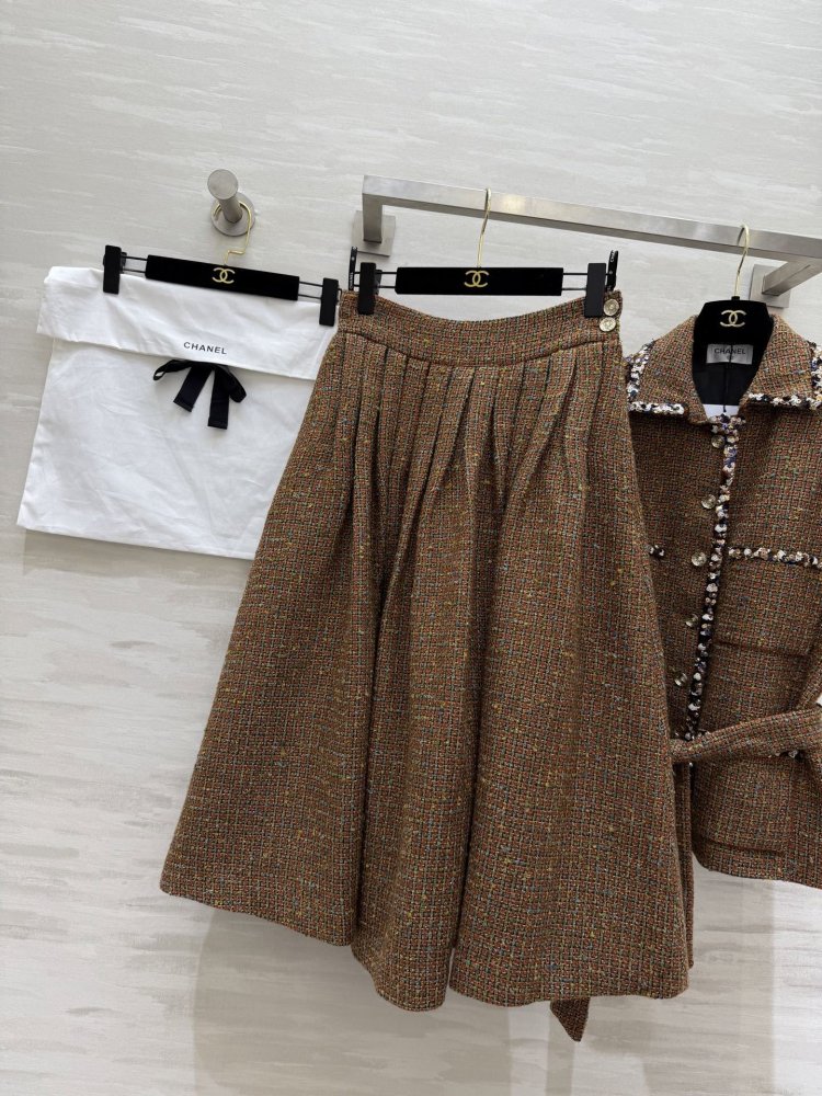 Элегантный и женственный костюм из шерстяного твида фото 7