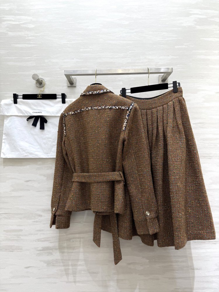 Элегантный и женственный костюм из шерстяного твида фото 8