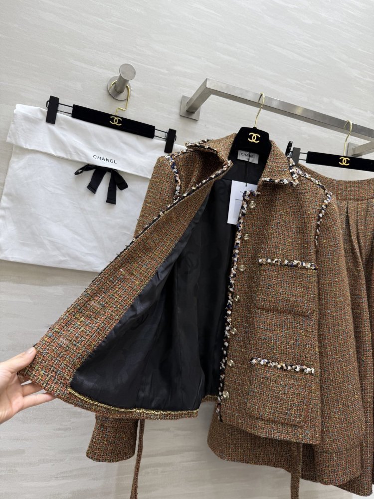 Элегантный и женственный костюм из шерстяного твида фото 9