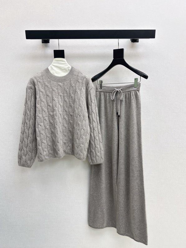 Элегантный кашемировый костюм с круглым вырезом и прямыми брюками