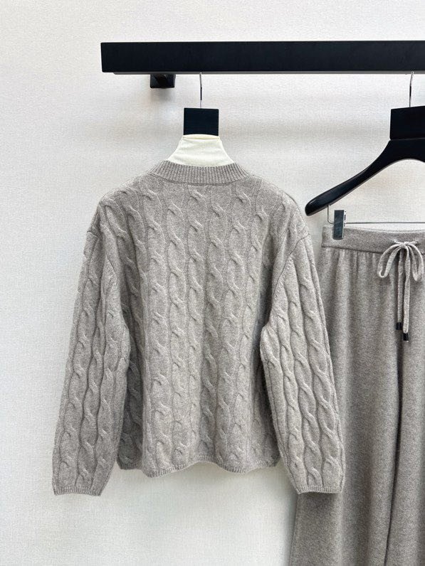 Элегантный кашемировый костюм с круглым вырезом и прямыми брюками фото 2