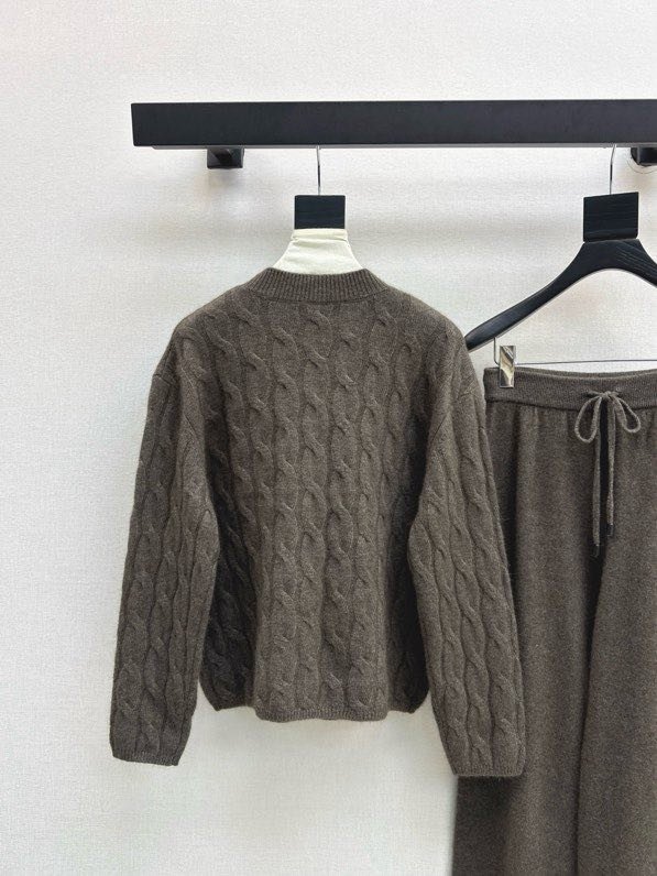 Элегантный кашемировый костюм с круглым вырезом и прямыми брюками фото 2