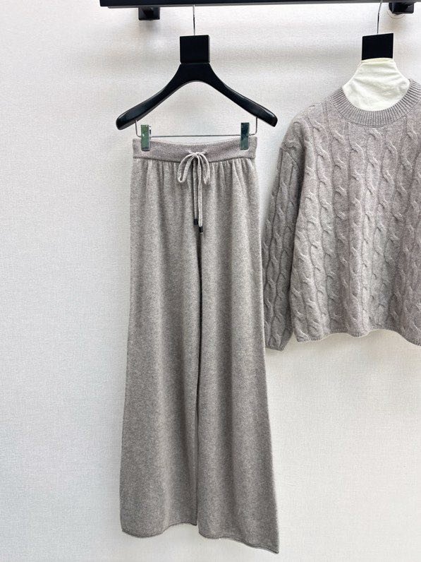 Элегантный кашемировый костюм с круглым вырезом и прямыми брюками фото 3