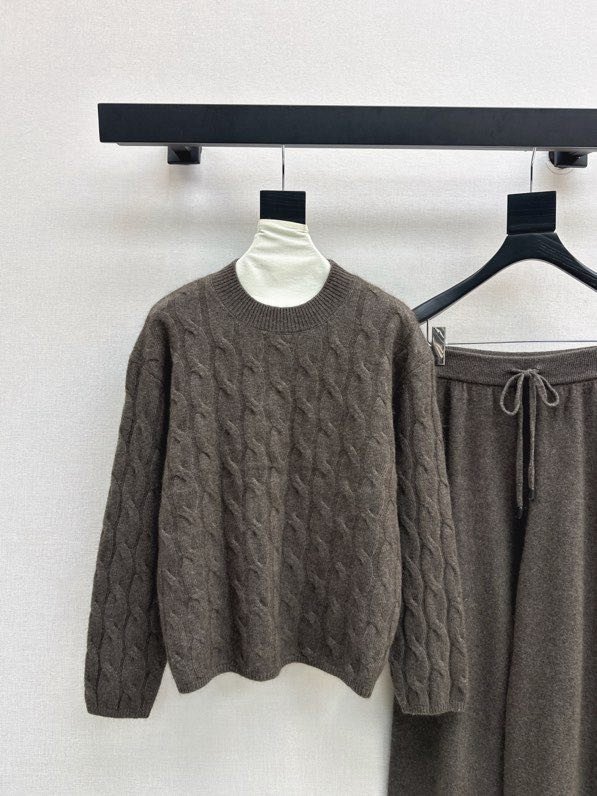 Элегантный кашемировый костюм с круглым вырезом и прямыми брюками фото 3