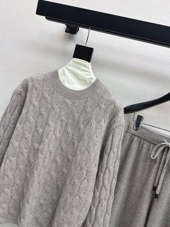 Элегантный кашемировый костюм с круглым вырезом и прямыми брюками фото 4