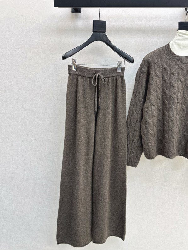 Элегантный кашемировый костюм с круглым вырезом и прямыми брюками фото 4