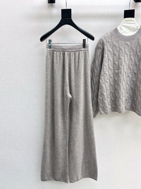 Элегантный кашемировый костюм с круглым вырезом и прямыми брюками фото 5