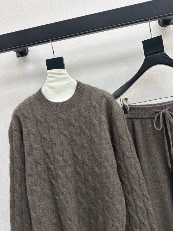 Элегантный кашемировый костюм с круглым вырезом и прямыми брюками фото 5