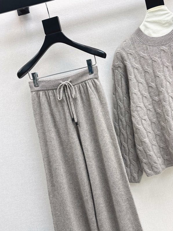 Элегантный кашемировый костюм с круглым вырезом и прямыми брюками фото 6