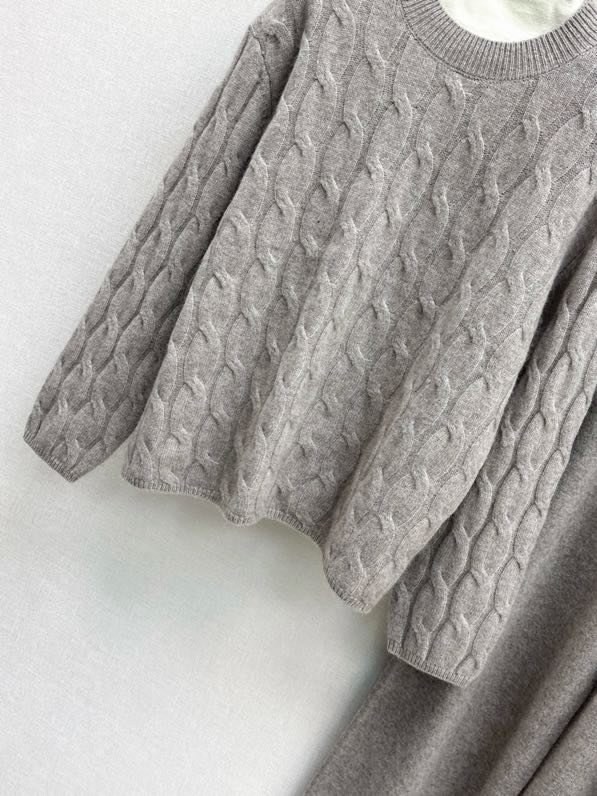 Элегантный кашемировый костюм с круглым вырезом и прямыми брюками фото 7