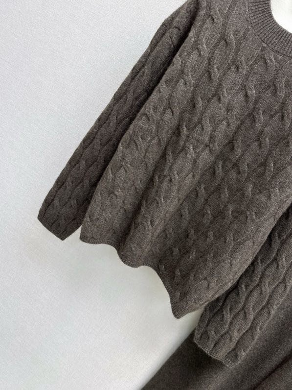 Элегантный кашемировый костюм с круглым вырезом и прямыми брюками фото 7