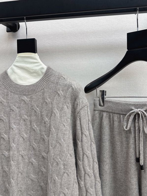 Элегантный кашемировый костюм с круглым вырезом и прямыми брюками фото 8