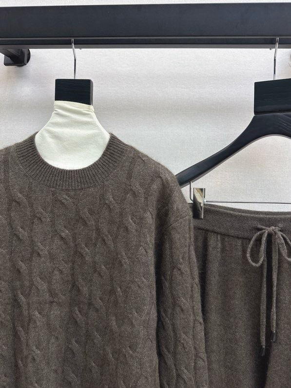 Элегантный кашемировый костюм с круглым вырезом и прямыми брюками фото 8