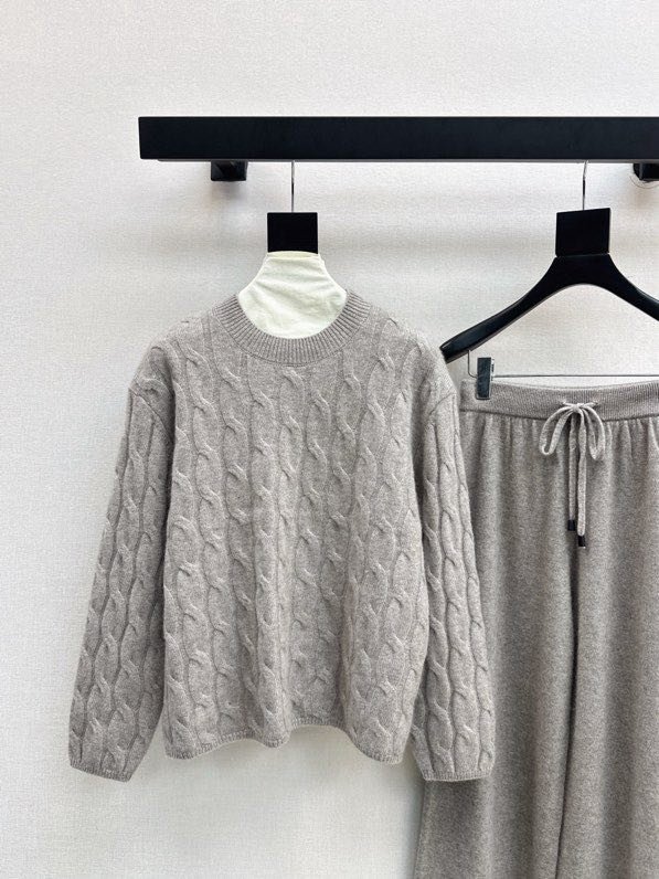 Элегантный кашемировый костюм с круглым вырезом и прямыми брюками фото 9