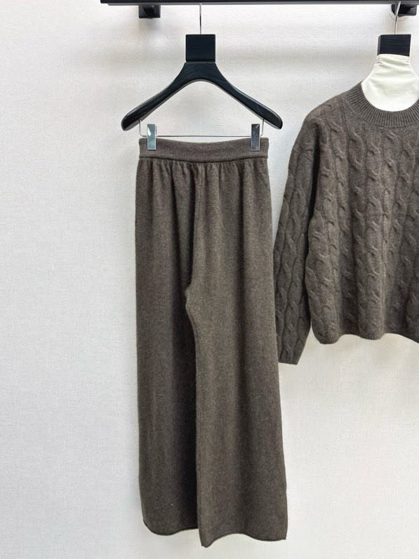 Элегантный кашемировый костюм с круглым вырезом и прямыми брюками фото 9