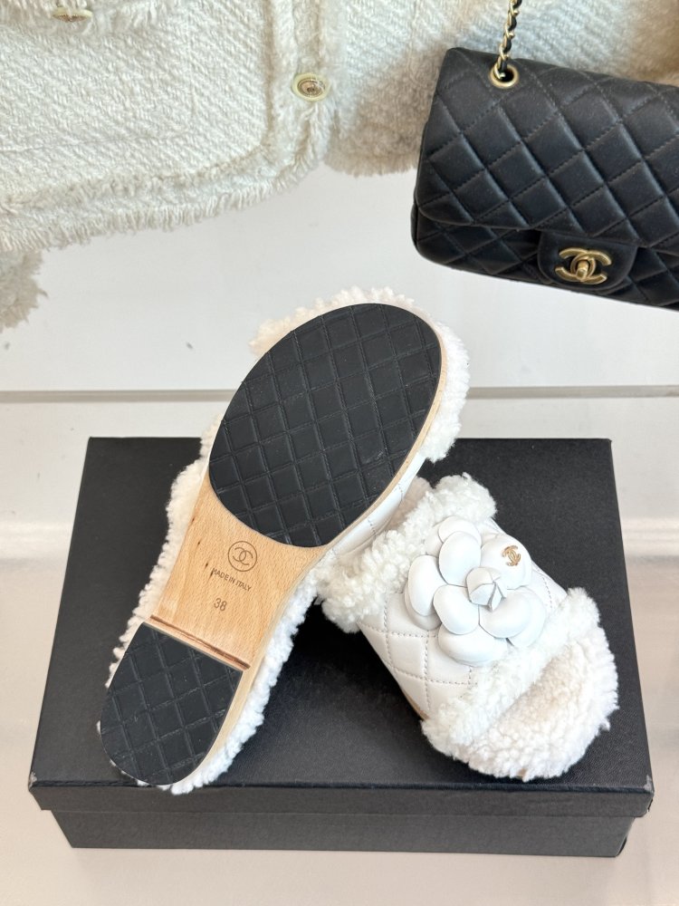 Шлепанцы женские фото 9