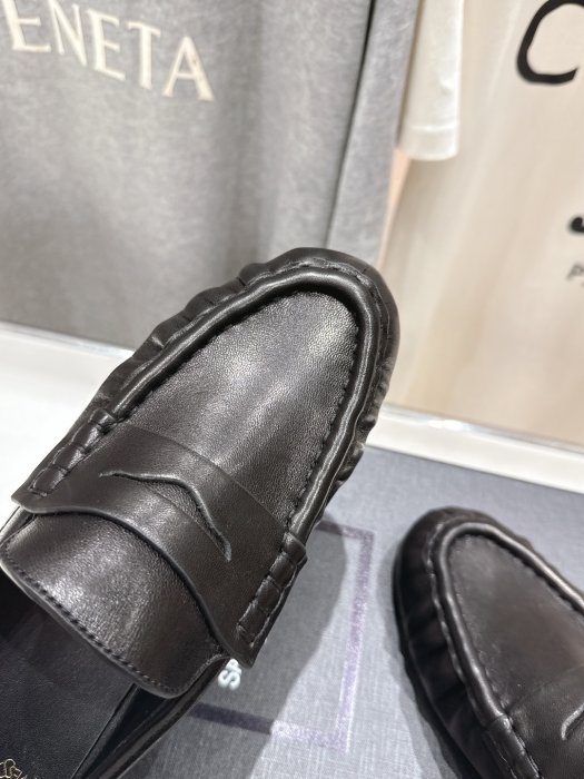 Лоферы кожаные женские фото 7