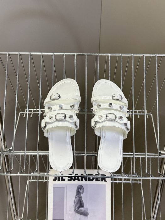 Шлепанцы женские фото 6