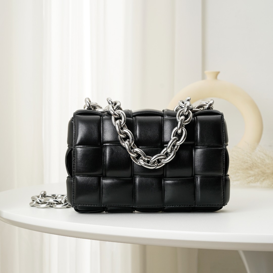 A bag Chain Cassette Black 26 cm