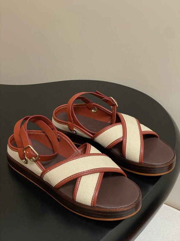 Сандалі жіночі